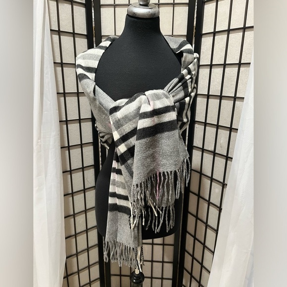 FRAAS CASHMINK , FEEL CASHMINK Women’s Gray Plaid Scarf: - Picture 4 of 8